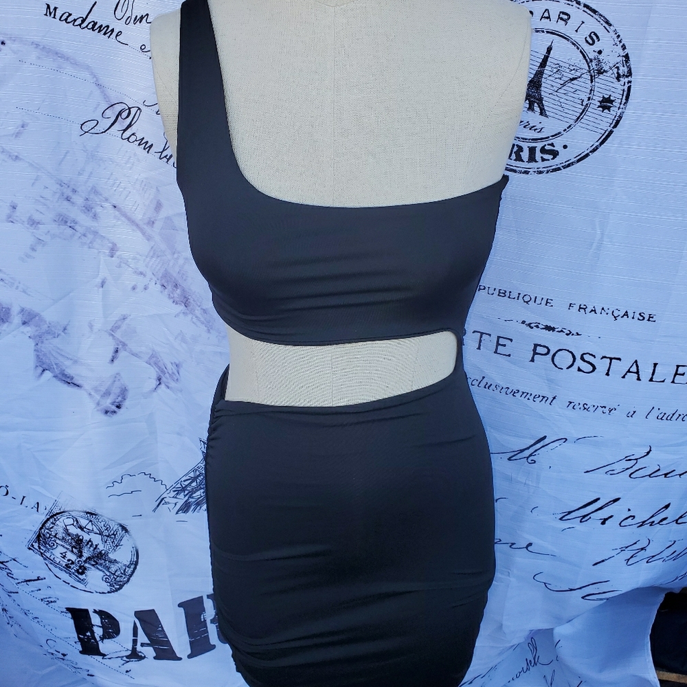 Bodycon style black dress